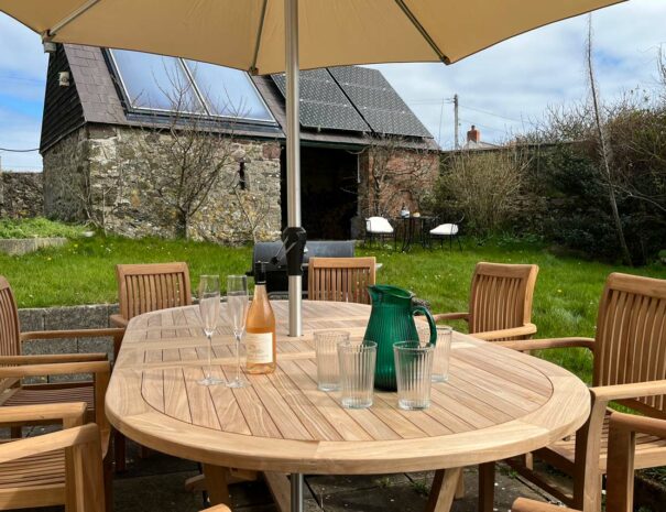 Holiday Cottage with Large Garden